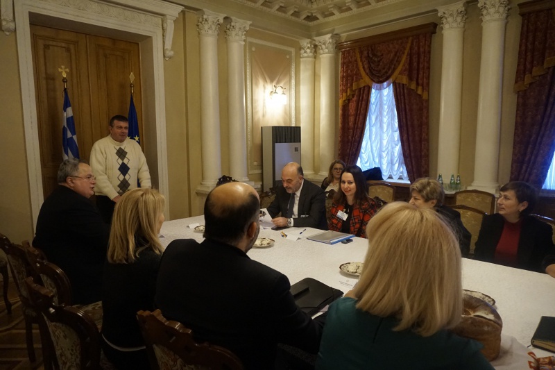 Натисніть для перегляду збільшеного зображення Зустріч Прем'єр-Міністра Греції Алексіса Ципраса з активістами грецьких товариств на чолі з Головою Федерації грецьких товариств України Олександрою Іванівною Проценко-Пічаджи