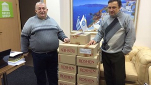 Новорічні подарунки для дітей грецьких сіл Староігнатьєвки і Гранітного Донецької області